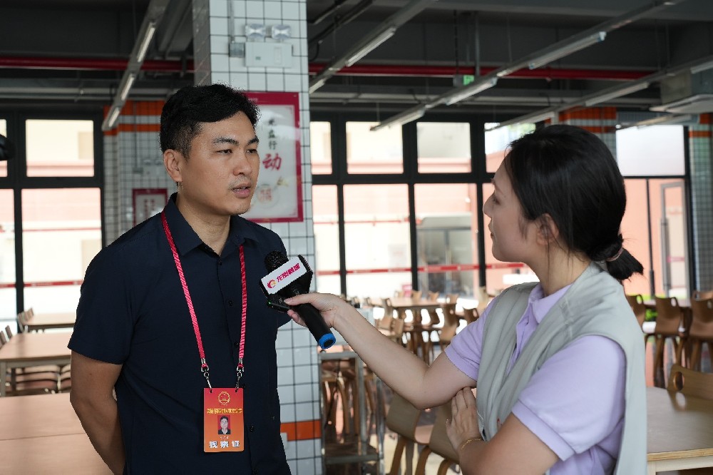 8月27日市监执法人员和人大代表走进晟才高中进行食品安全检查，晟才食堂获得高赞：“相当不错！”“学校食品安全的链条非常完整！”